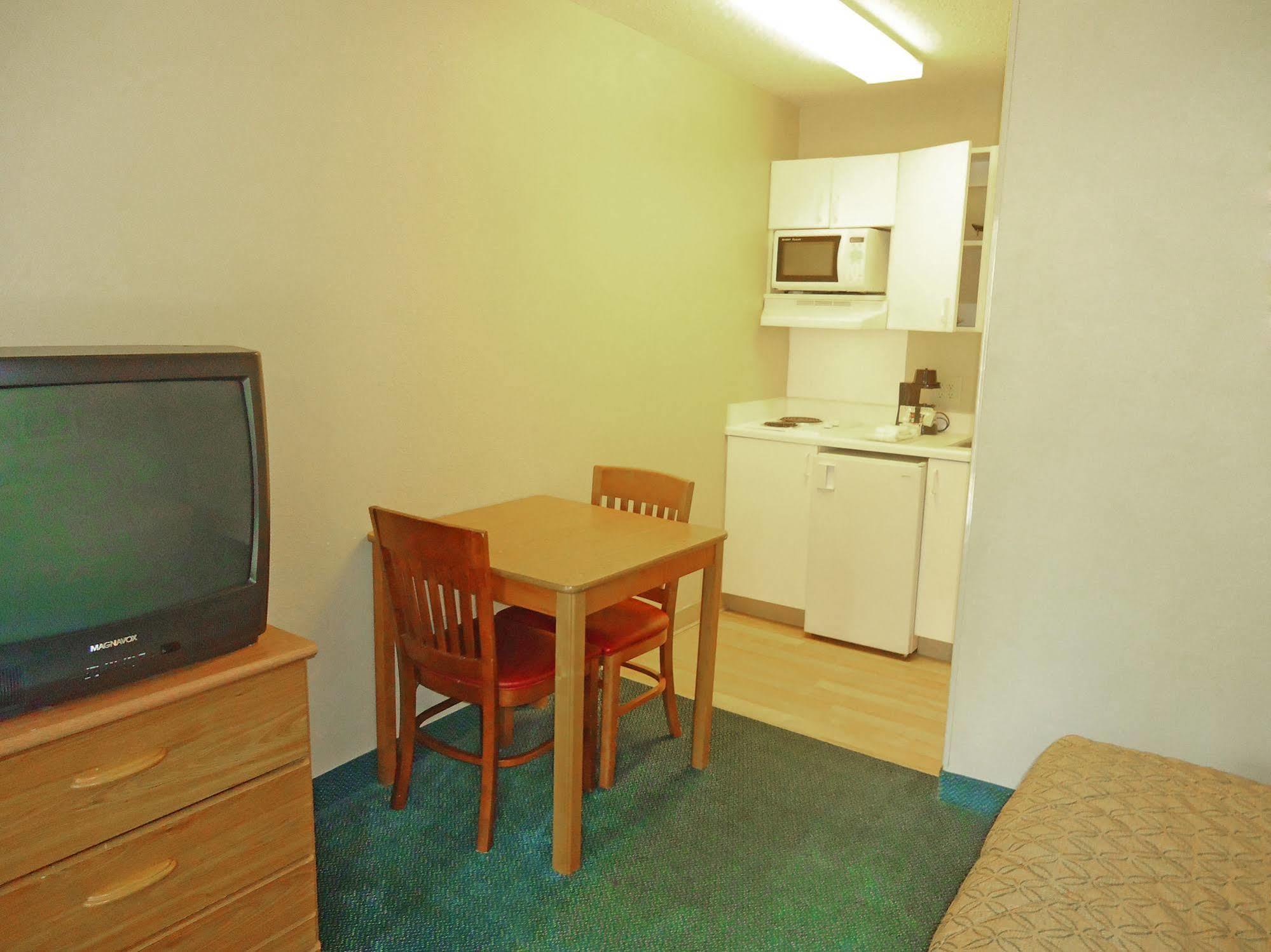 Hometowne Studios By Red Roof Winston-Salem - University Pkwy Eksteriør billede